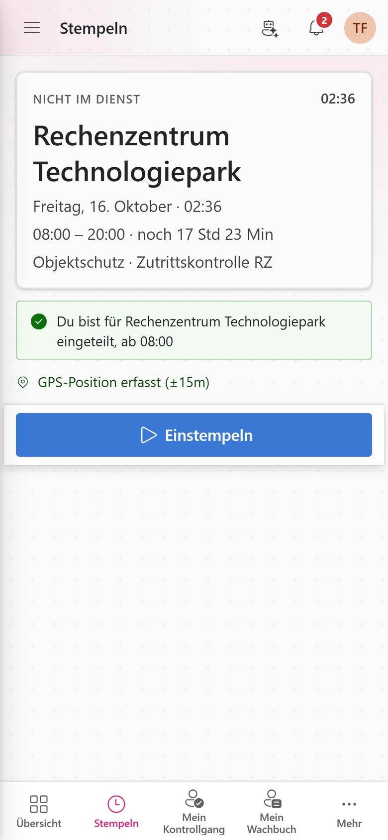 Handy-Ansicht „Stempeln“: Karte mit „Nicht im Dienst“, Objekt Rechenzentrum Technologiepark, Schichtzeit 08:00–20:00, Hinweis zur Einteilung, GPS-Position und großer Knopf „Einstempeln“.