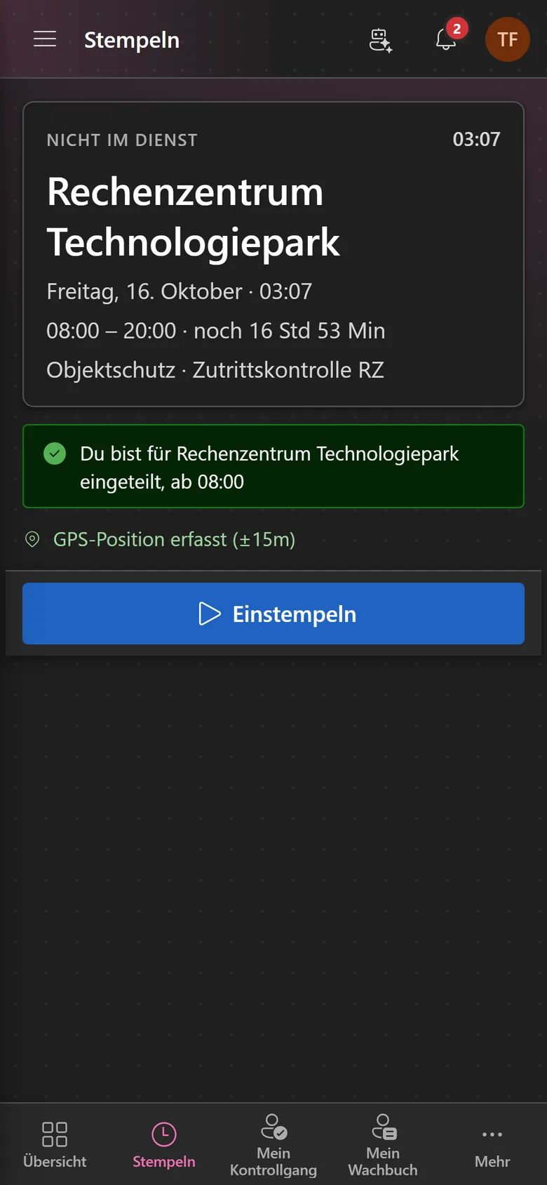 Handy-Ansicht „Stempeln“: Karte mit „Nicht im Dienst“, Objekt Rechenzentrum Technologiepark, Schichtzeit 08:00–20:00, Hinweis zur Einteilung, GPS-Position und großer Knopf „Einstempeln“.