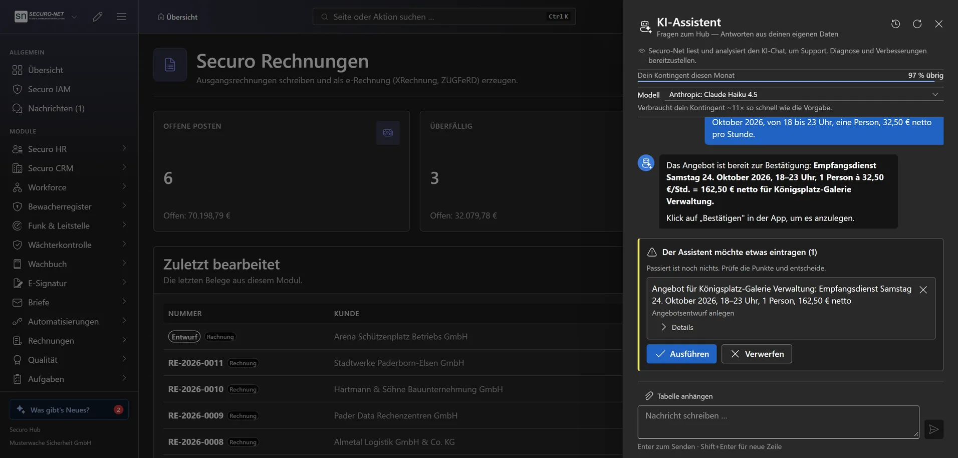 Geöffneter KI-Assistent neben der Rechnungsliste: Auf die Bitte um ein Angebot für einen zusätzlichen Empfangsdienst zeigt er einen Vorschlag zum Eintragen mit Knöpfen „Ausführen“ und „Verwerfen“.