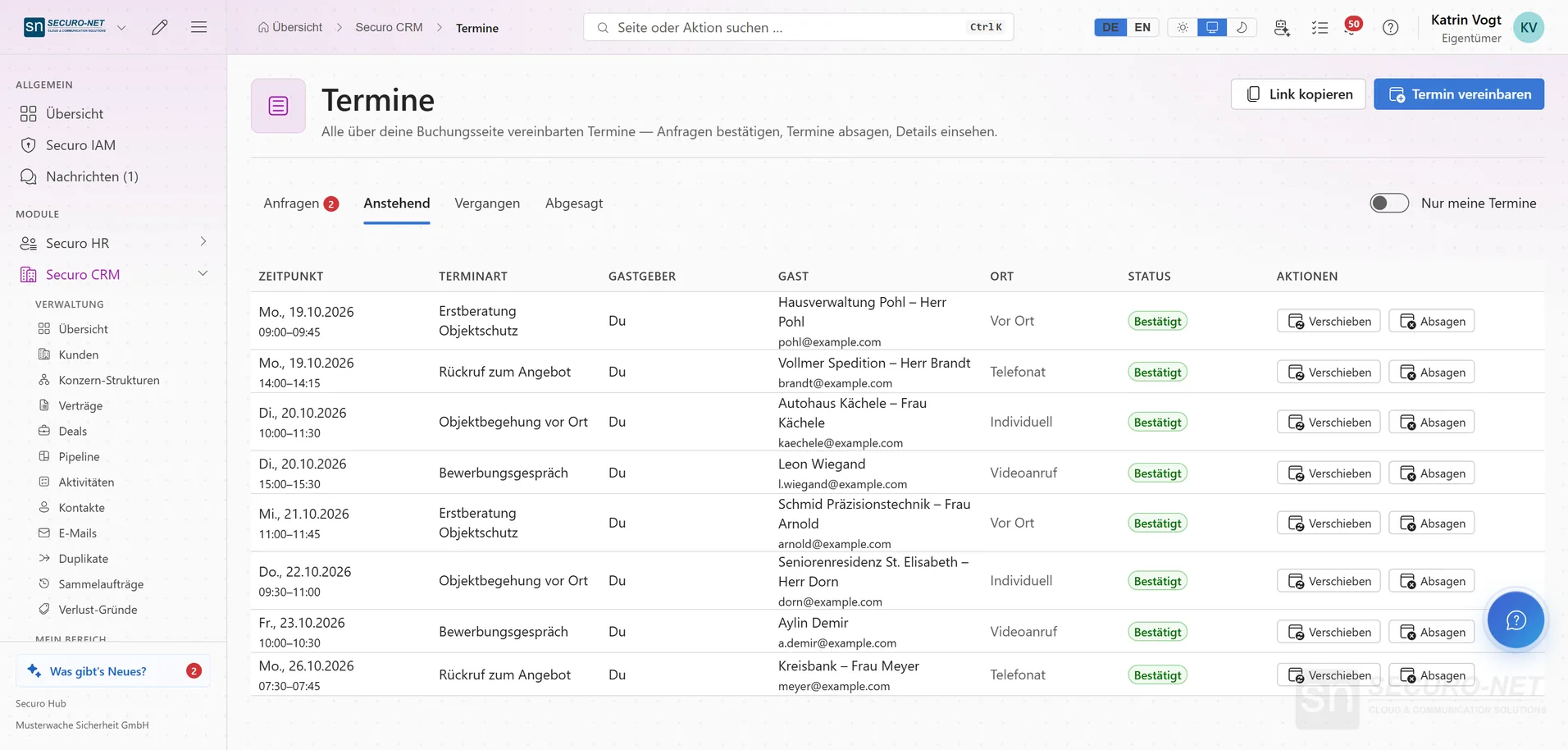 Terminliste „Anstehend“ mit Zeitpunkt, Terminart wie Erstberatung oder Objektbegehung, Gast, Ort, Status „Bestätigt“ und den Knöpfen Verschieben und Absagen.
