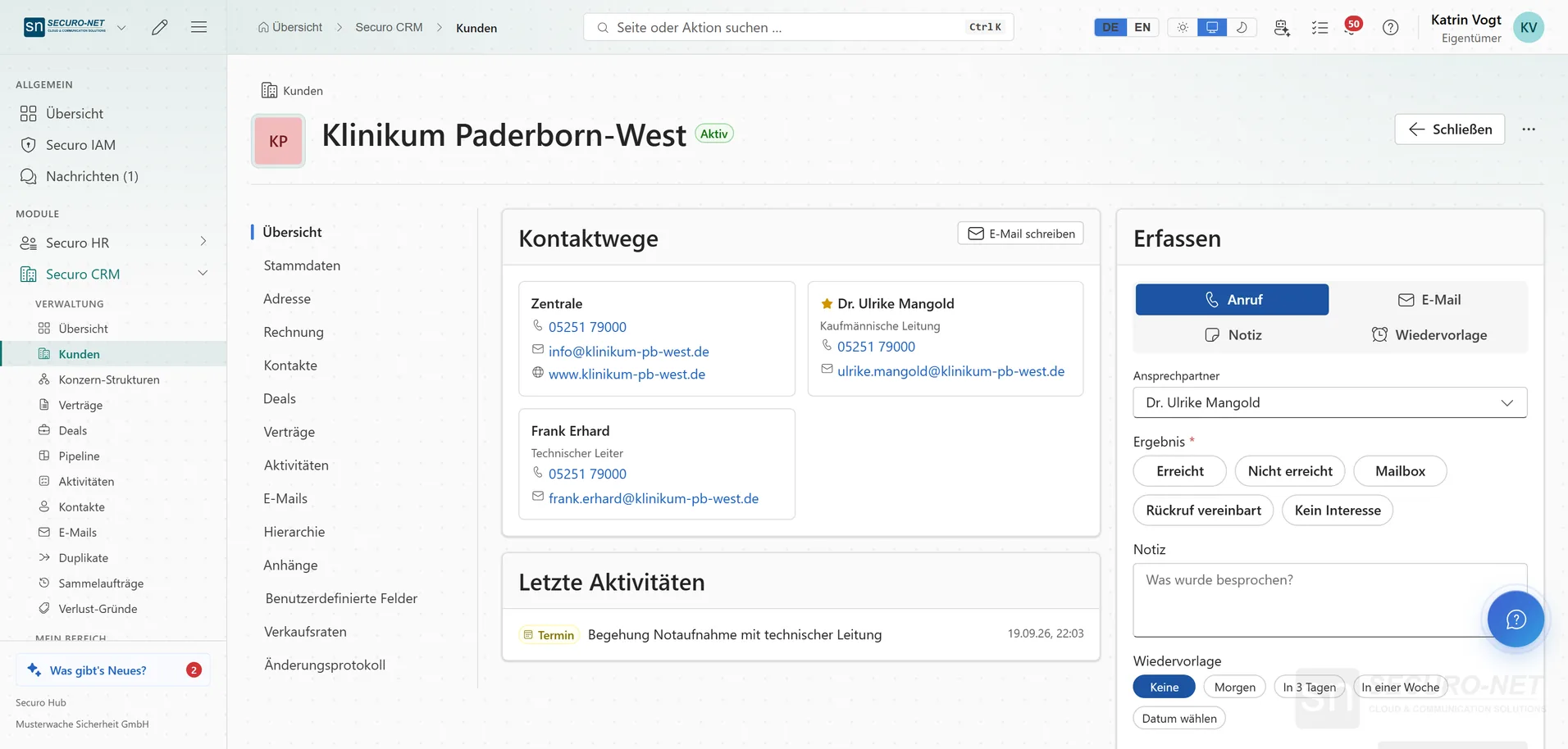 Kundenakte „Klinikum Paderborn-West“ mit Kontaktwegen, Bereich „Erfassen“ mit Anruf, E-Mail und Wiedervorlage, letzten Aktivitäten und Reitern links.