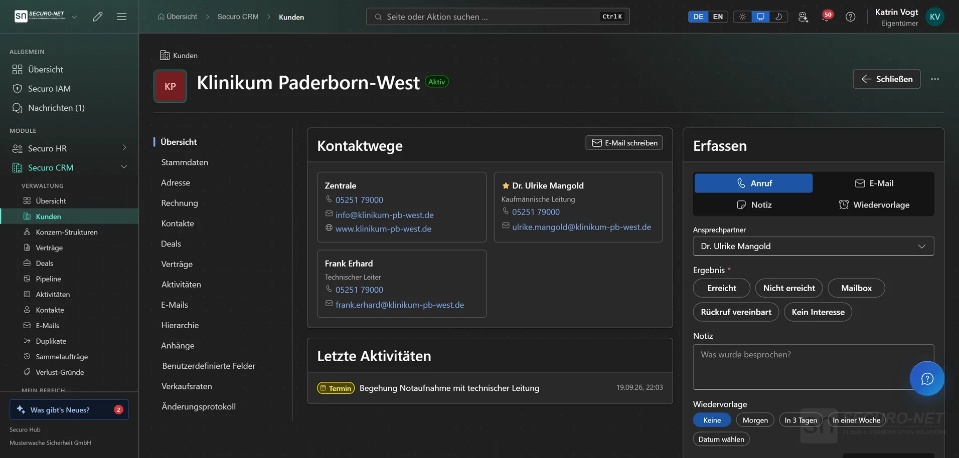Kundenakte „Klinikum Paderborn-West“ mit Kontaktwegen, Bereich „Erfassen“ mit Anruf, E-Mail und Wiedervorlage, letzten Aktivitäten und Reitern links.