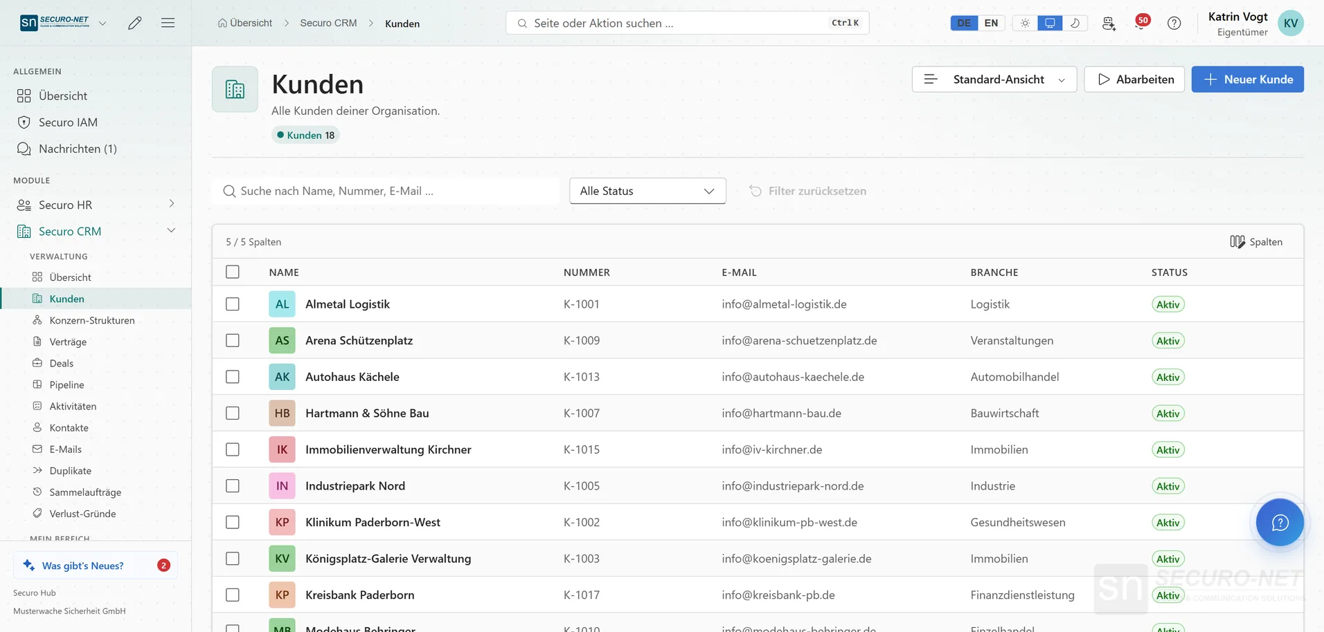 Kundenliste mit Name, Nummer, E-Mail, Branche und Status, oben Suche und Statusfilter.