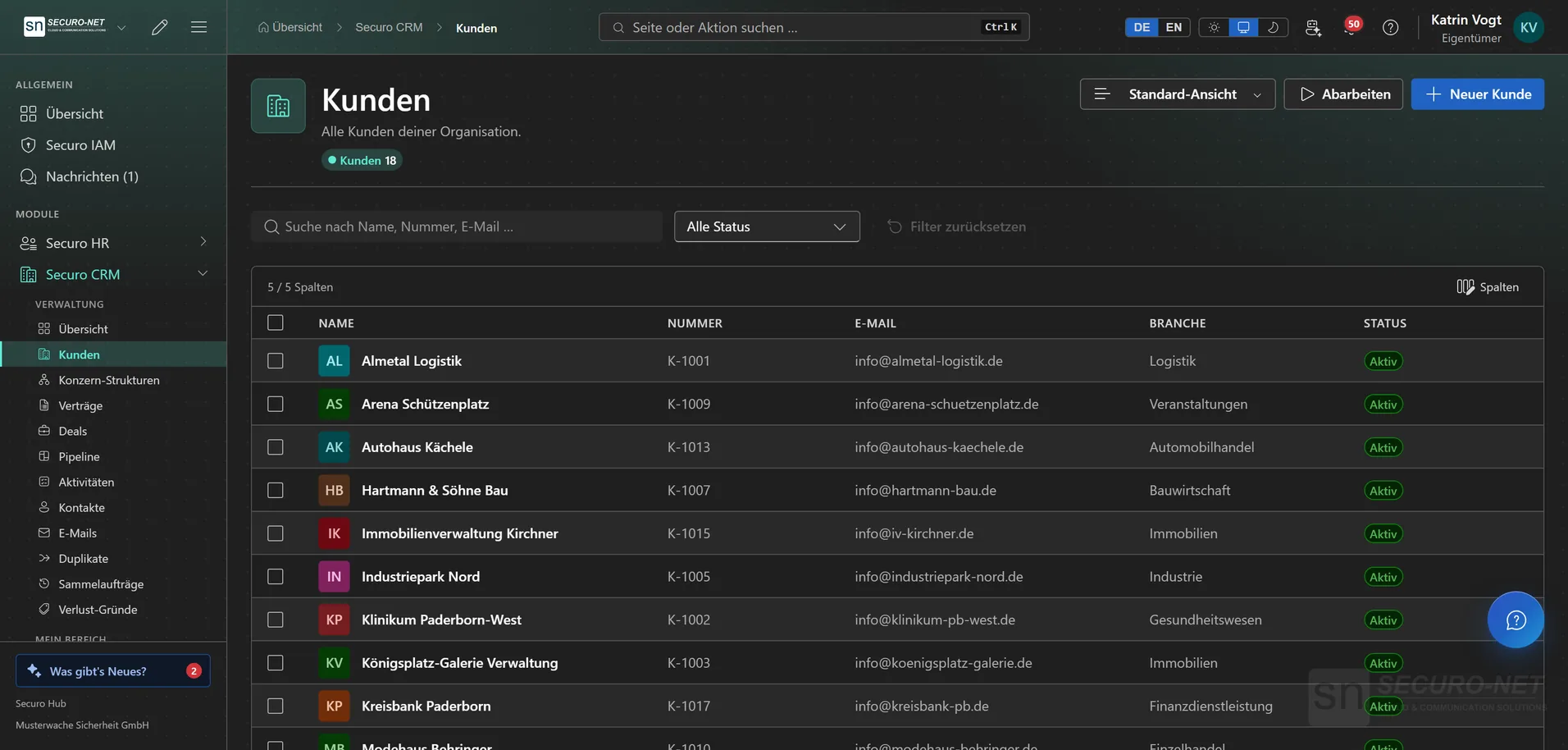 Kundenliste mit Name, Nummer, E-Mail, Branche und Status, oben Suche und Statusfilter.