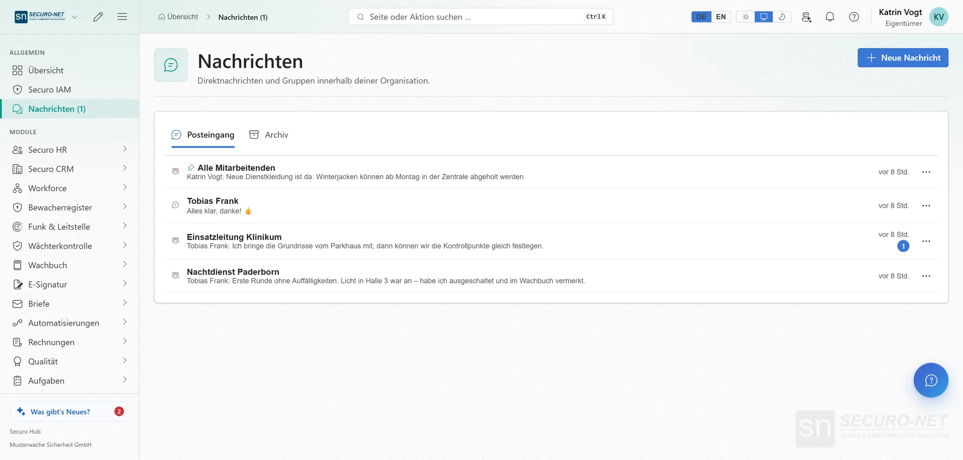 Nachrichten-Postfach mit Gruppen und einer Direktnachricht, ungelesene Nachrichten hervorgehoben.