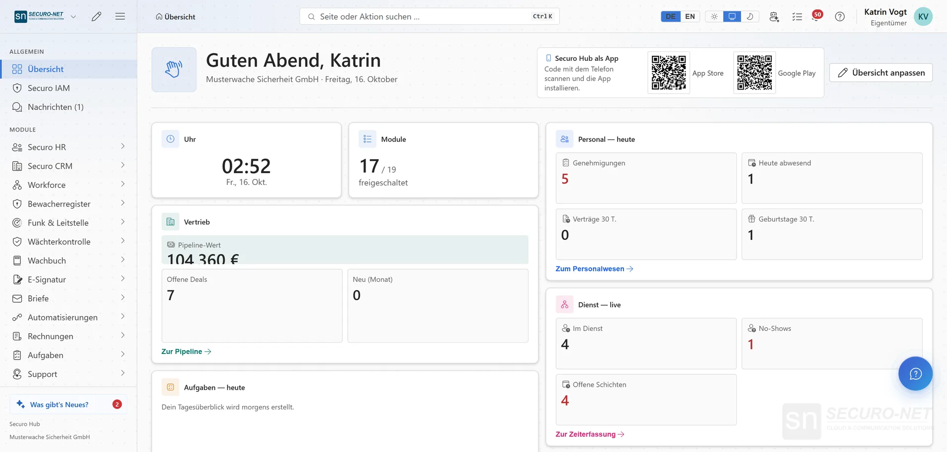 Hub-Startseite „Guten Abend, Katrin“ mit Kacheln für Uhrzeit, Module, Vertrieb mit Pipeline-Wert, Personal heute, Dienst live und Aufgaben.