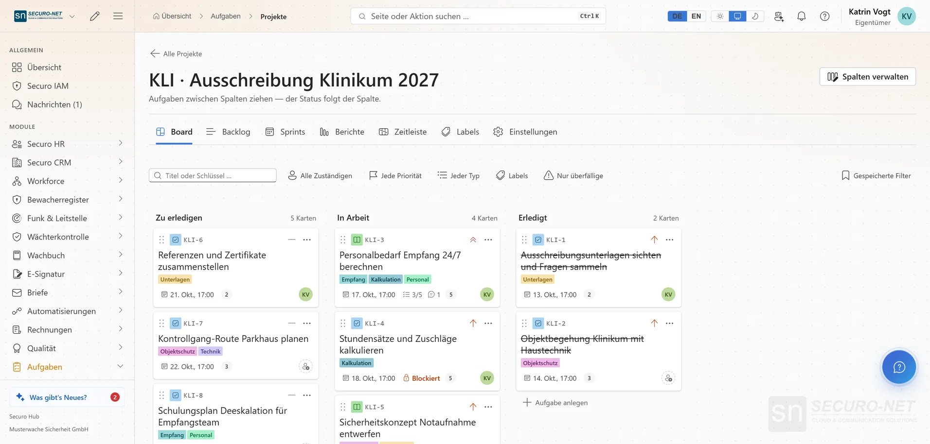 Kanban-Board des Projekts „Ausschreibung Klinikum 2027“ mit den Spalten Zu erledigen, In Arbeit und Erledigt und farbigen Labels.